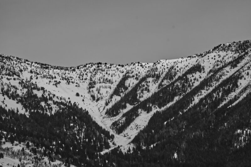 (3/18/23) A very large avalanche wrapped around the entire bowl near Horton Peak. The crown line appears to be over 4000' wide and crosses multiple paths.